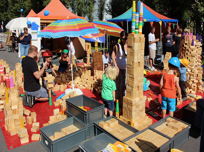 File:Open Streetlife Festifal 2012 Baukloetze spielende Kinder.JPG