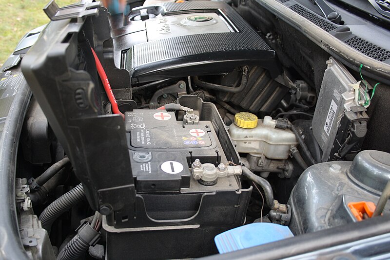 File:Opened automobile battery pack in 1,2 HTP in Škoda Fabia I.jpg