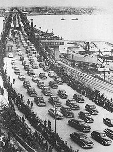 Ouverture du premier pont sur le fleuve Yangzi (1957).