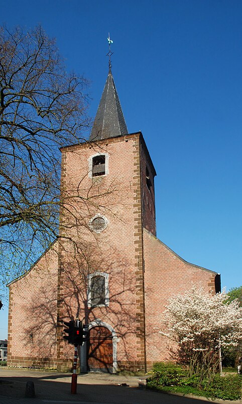 La façade et le clocher en 2010, avant la perte du tilleul centenaire.