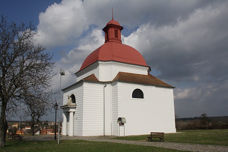 File:Overview of chapel of the Holy Cross in Dalešice, Třebíč District.jpg