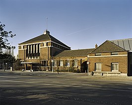 Raadhuis Voorschoten, met in de gevel en binnen beeldhouwwerk van Zwollo.