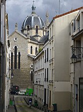 Vue en arrière-plan de l'église Sainte-Anne.