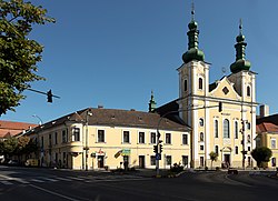 A plébániaépület és a templom