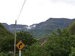 Krajina ze silnice z Pedro Ruize do Chachapoyas s vodopády v oblasti Gocta.jpg