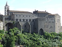 A pápai palota a San Francesco-székesegyház harangtornyával