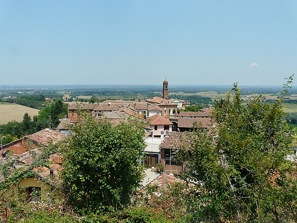 Pecetto di Valenza occupies higher ground than the nearby countryside as can be seen in this photograph.