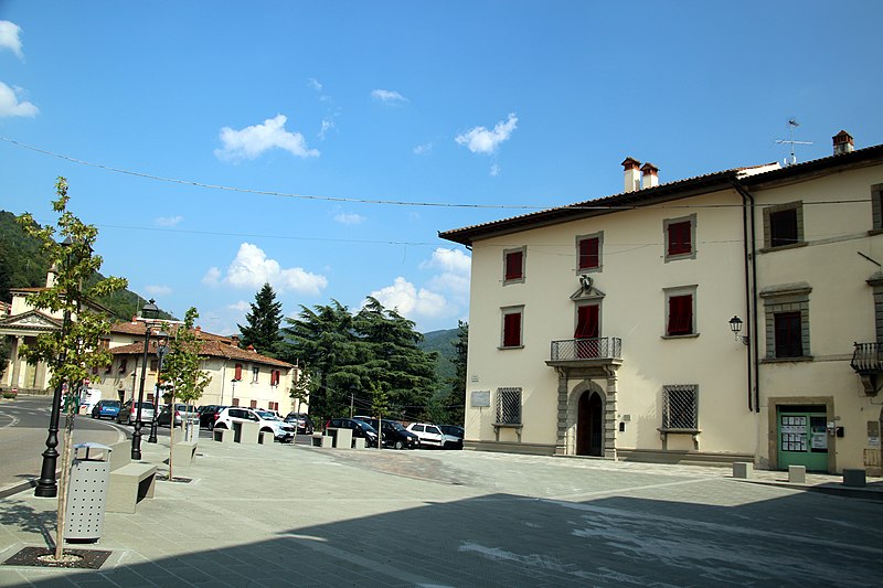 File:Piazza Buonamici (Dicomano) 08.jpg