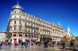 Vue générale de la place de la Comédie avec la fontaine des Trois Grâces.