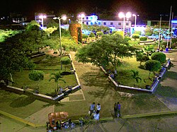 Plaza de Armas dum la nokto.