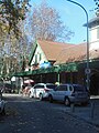 El tramo peatonal entre la plaza y la estación.