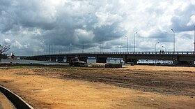 De Philippe-Yacé-brug, gezien vanaf de kant van Ndjemin.