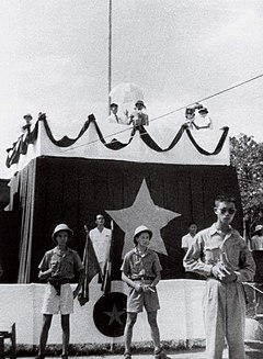 Président Ho-chi-Minh lit la Proclamation-d'indépendance sur la place Ba-dinh le 2nd Sep 1945.jpg