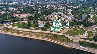 Velikaya en primer plano, detrás de la Catedral de la Trinidad con el Kremlin en Pskov