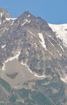 La pointe Helbronner vue depuis Pré-Saint-Didier en Vallée d'Aoste au sud-est.