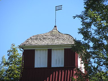 Klockstapelns övre del med vindflöjel