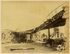 Pont ferroviaire près de la gare d'Auteuil après le siège et la Commune de Paris en 1871.