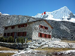 Refugio Perú a 4765 m s. n. m., ubicado en el campo morrena del nevado Pisco.