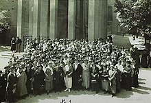 Miembros de la Asociación de Amas de Casa Alemanas frente a columnas