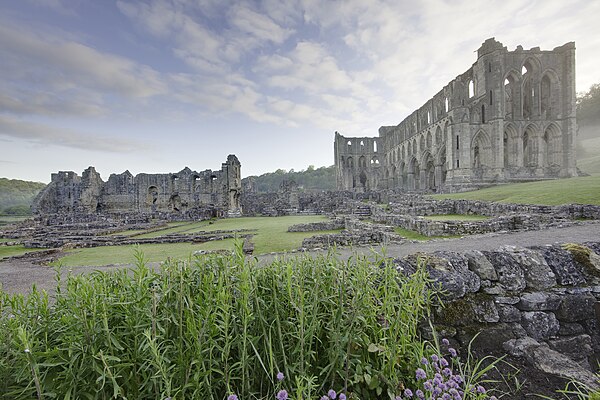 Круглые руины на землях аббатства. Аббатство Риво Англия. Rievaulx Abbey. Rievaulx Abbey, North Yorkshire. Замок королей Нортумбрии.