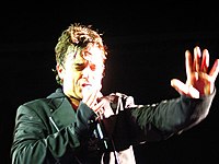 http://upload.wikimedia.org/wikipedia/commons/thumb/8/8a/Robbie_Williams_singing_in_concert.jpg/200px-Robbie_Williams_singing_in_concert.jpg