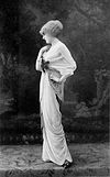Večerní šaty od Redferna 1914 2 cropped.jpg