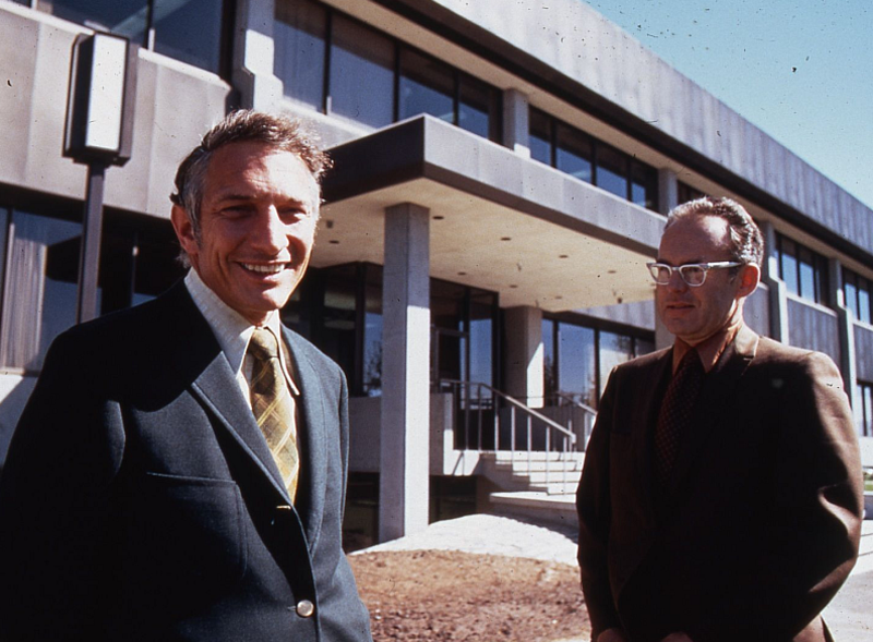 1970年にサンタクララにあるIntelSC1ビルの前にいるノイスとゴードンムーア。Wikipediaより