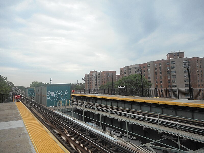 File:Rockaway Avenue-IRT New Lots; SE at NYCHA Riverdale Towers.jpg