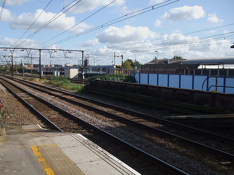 File:Romford station slow eastbound look towards bay.JPG