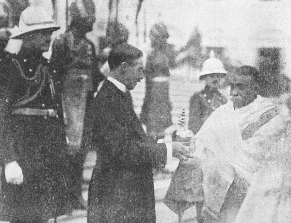 Lawrence Dundas, Lord Ronaldshay and Governor of Bengal (1917-22) presents the Buddha relic which had been discovered 1892 in Battiporolu to Ashutosh 