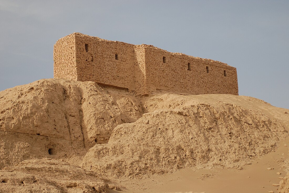 File:Ruins from a temple in Naffur.jpg