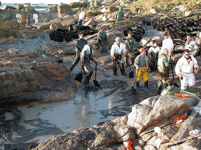 File:S-vicente2-Prestige oil spill.jpg