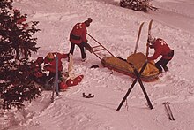 Patrouille à ski prenant en charge un skieur blessé, Aspen, États-Unis, février 1974.