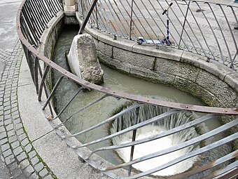 Wiedergeöffnetes Stück des Gamperarms, eines der Mündungsarme des Stiftsarmsystems des Almkanals, am Universitätsplatz