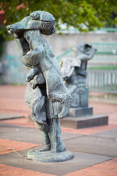 Datei:Sculpture Frauen von Messina Rolf Szymanski Raschplatz Hanover Germany 01.jpg