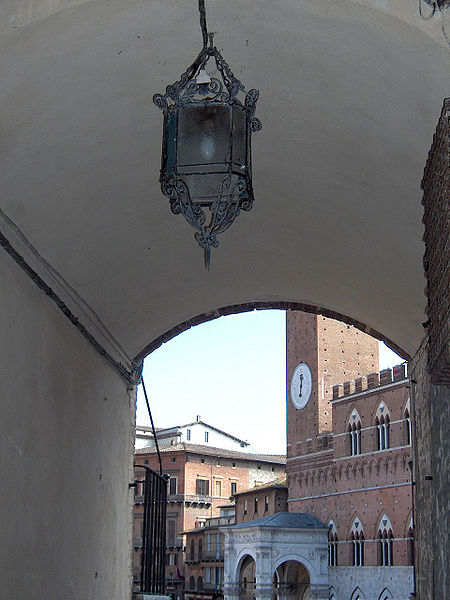 File:Siena.sidestreet.campo03.jpg