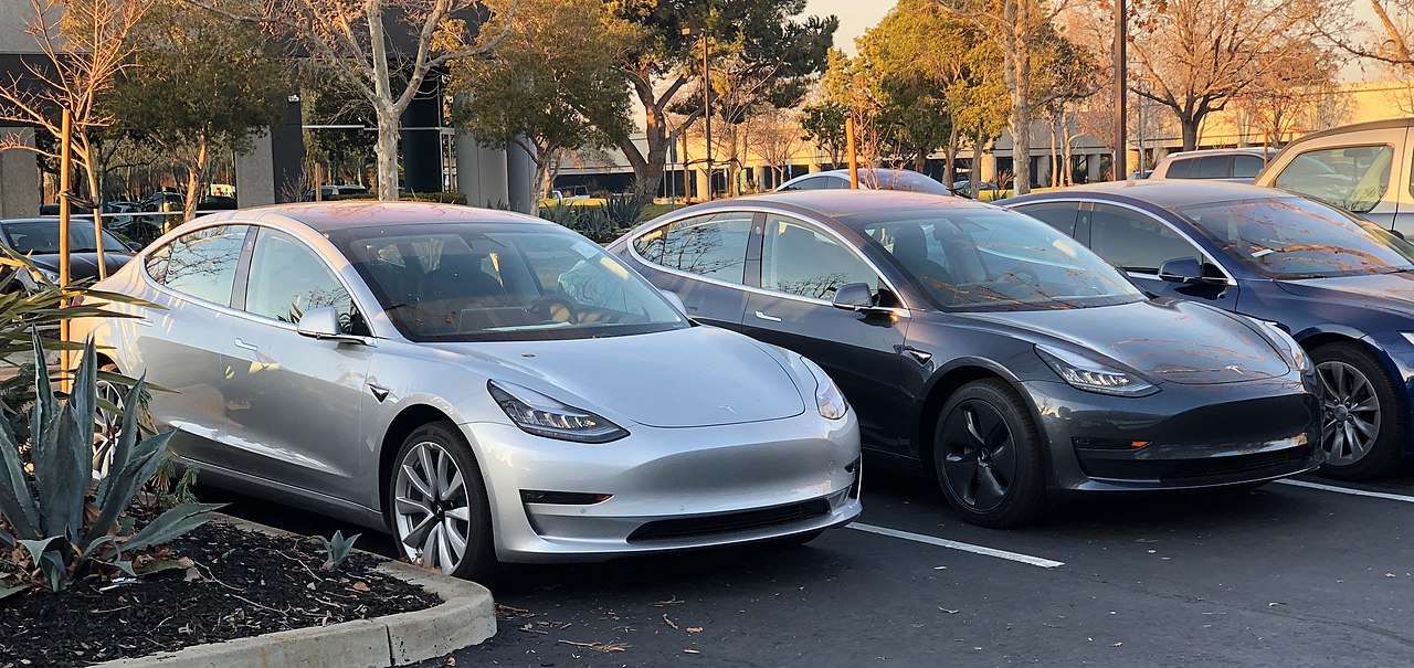 File:Silver And Midnight Silver Tesla Model 3S.Jpg - Wikimedia Commons