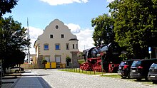 Simbach a.Inn: Bahnhofsvorplatz mit Lokomotive und Postfiliale (der Bahnhof befindet sich links)