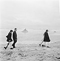Slecht vakantieweer in Zandvoort, wandelaars in regen op Zandvoortse strand, Bestanddeelnr 926-5729.jpg