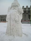 Snøskulptur av nyttårsnissen Fader Frost, Ded Moroz, i den russiske millionbyen Samara i januar 2006.