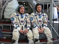 Sojuz MS-04:n miehistö alkaen vasemmalta: Jurtšihin ja Fischer.