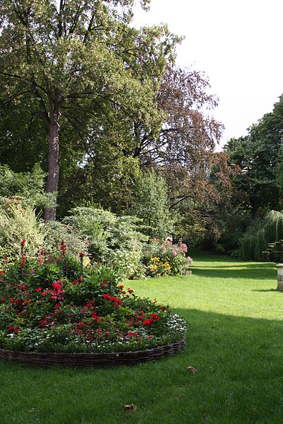 File:Square des Batignolles 20060815 05.jpg