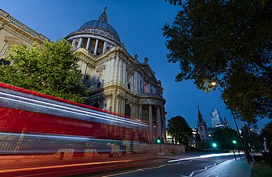 English: South facade of St. Paul's Cathedral at night, 2020, with light trails of a London bus.