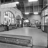 Stationshal met loketten in 1974.