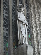 statue de saint Louis au portail de l'entrée.