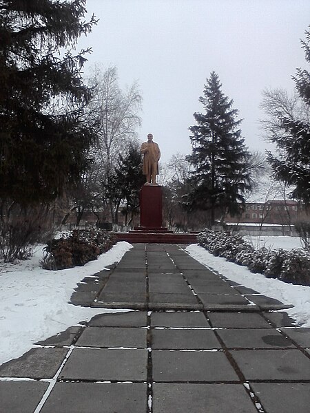 File:Statue of Lenin in Vovchansk 1.jpg