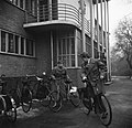 Studenten met fietsen bij de fietsenstalling van het studentenhuis, 1954