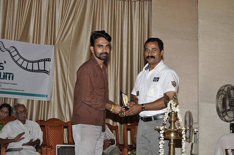 File:Sujith Aalungal receives Jalachhayam award.jpg