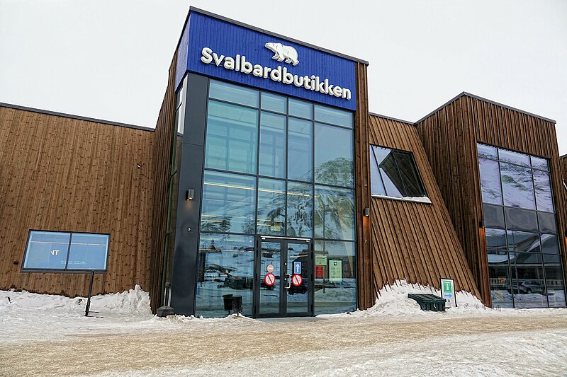 File:Svalbardbutikken-Entrance-2022.jpg