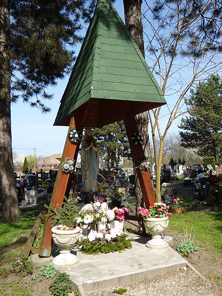 File:Szigethalom, Mária-szobor a temetőben.JPG